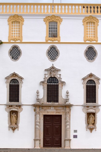 Chiesa di Carmo da vicino situata a Faro, in Portogallo.