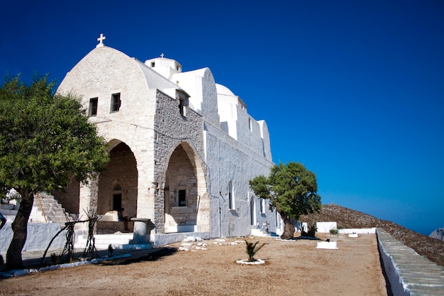 Chiesa di folegandros sotto un cielo blu