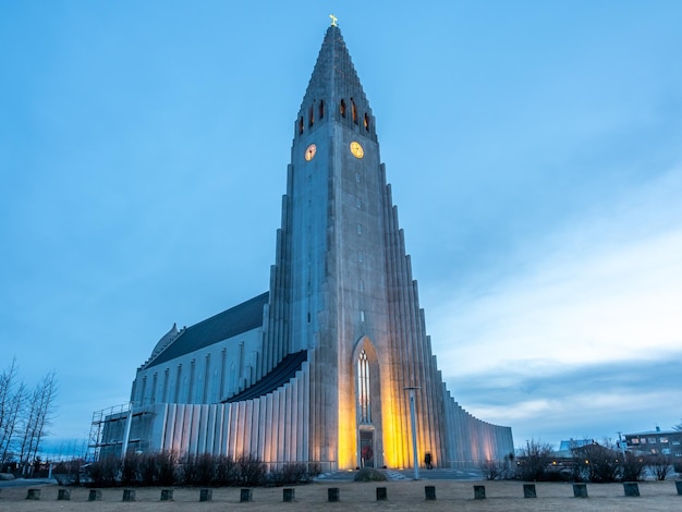 Chiesa di Hallgrimskirkja in Islanda sotto il cielo blu crepuscolare a Reykjavik, capitale dell'Islanda