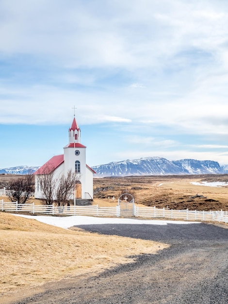 Chiesa di Helgafell architettura classica edificio della chiesa islandese sulla collina sotto il cielo blu nuvoloso