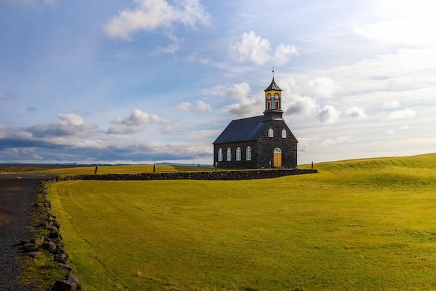 Chiesa di Hvalsneskirkja vicino al villaggio di Sandgerdi in Islanda