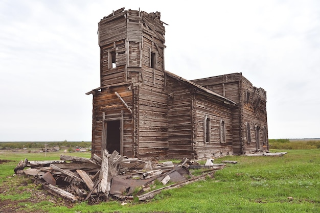 chiesa di legno abbandonata, tempio di legno in rovina, abbandono di legno