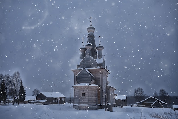 chiesa di legno nel paesaggio del nord russo in inverno, architettura storica religione cristianesimo