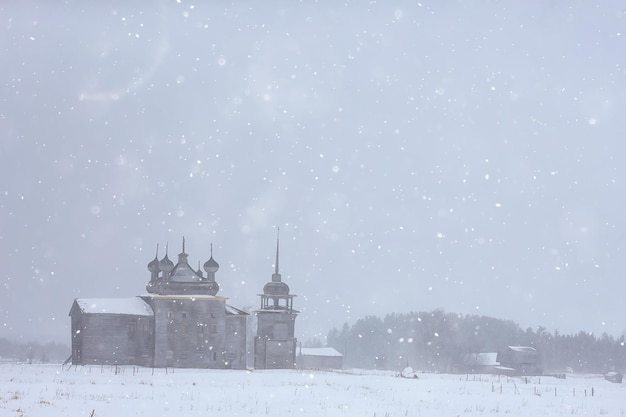 chiesa di legno nel paesaggio del nord russo in inverno, architettura storica religione cristianesimo