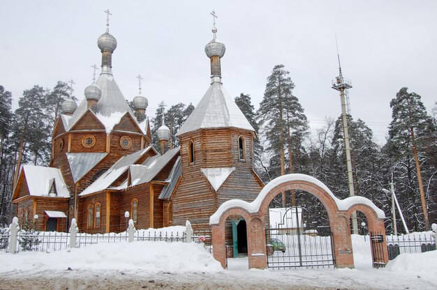 Chiesa di legno nella foresta.