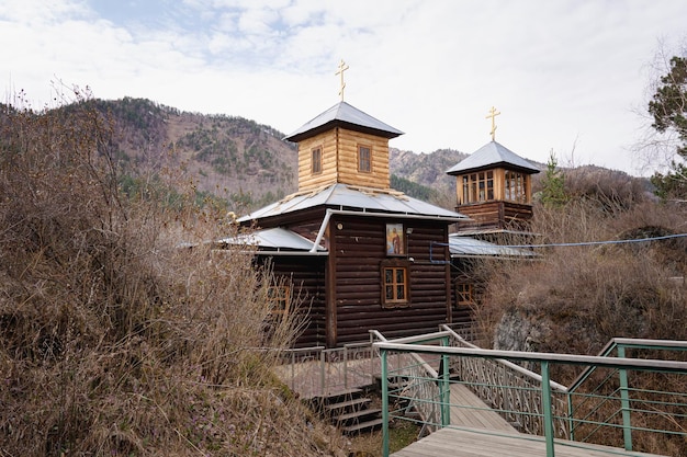 Chiesa di legno sull'isola di patmos chemal villaggio repubblica gorny altai russia