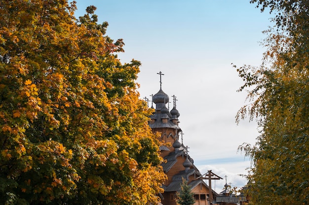 Chiesa di legno tradizionale nella foresta Svjatogorsk città Ukrai