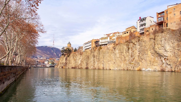 Chiesa di Metekhi e case sul bordo di una scogliera sopra il fiume Kura Travel