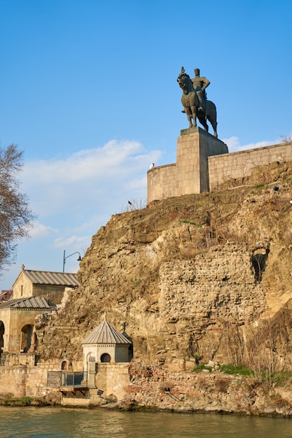 Chiesa di Metekhi e la statua equestre del re Vakhtang Gorgasali a Tbilisi. Tbilisi, Georgia - 17.03.2021