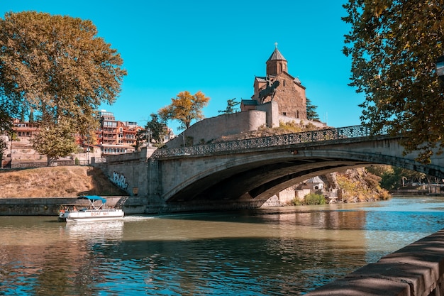 chiesa di metekhi e monumento del re vakhtang gorgasali a tbilisi, viaggio