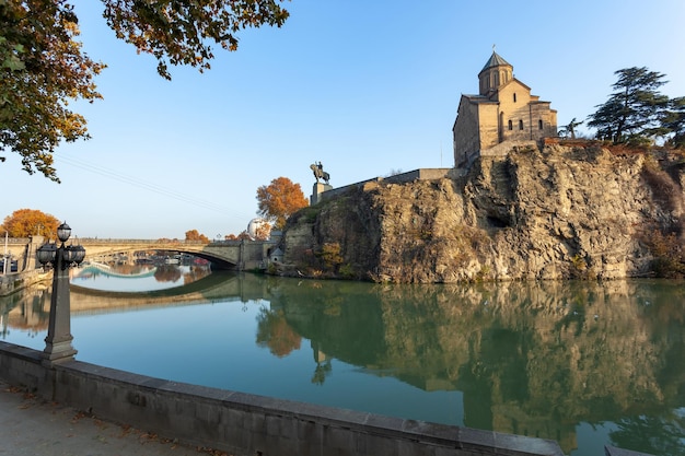 Chiesa di Metekhi e monumento del re Vakhtang Gorgasali mattina