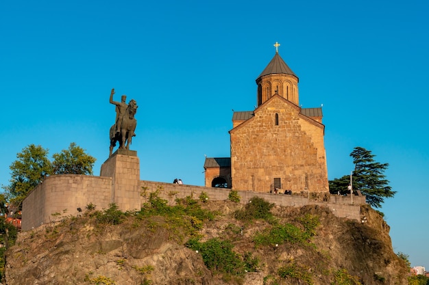 chiesa di metekhi e monumento del re vakhtang i gorgasali, tbilisi. viaggio.