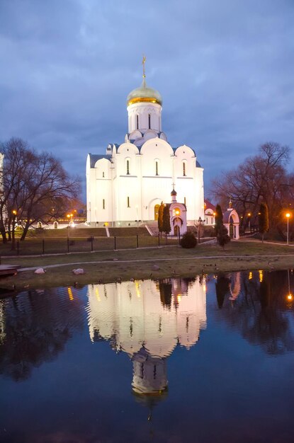 Chiesa di Minsk con cupola dorata in inverno