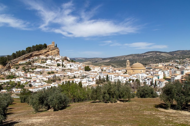 Chiesa di Montefrio sec. XVI Si intravede un primo piano sull'orlo di un burrone