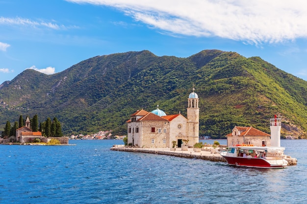 Chiesa di Nostra Signora delle Rocce e Isola di San Giorgio nel mare Adriatico Baia di Kotor Perast Montenegro