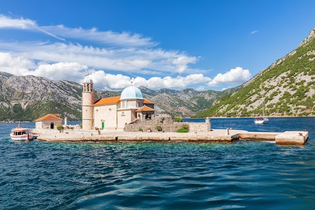 Chiesa di Nostra Signora delle Rocce nella Baia di Kotor, Montenegro.