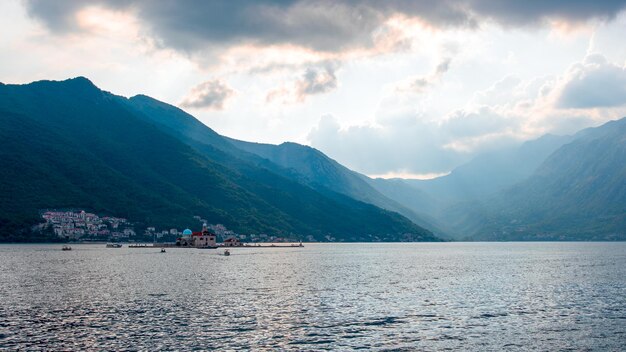 Chiesa di Nostra Signora delle Rocce su un isolotto della baia di Kotor, Montenegro