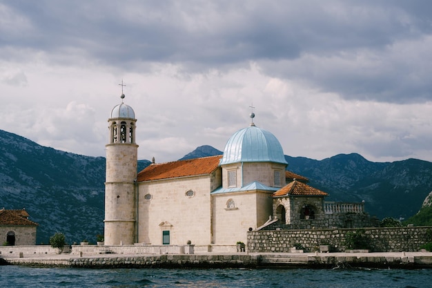 Chiesa di nostra signora sugli scogli sull'isola di gospa od skrpjela montenegro