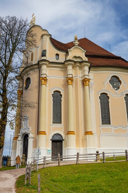 Chiesa di pellegrinaggio di Wieskirche con cielo blu clody e prato inglese verde in Baviera, Germania