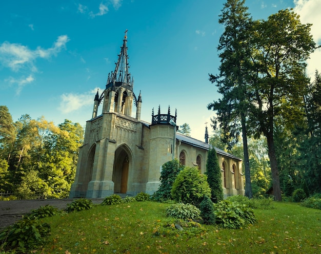 Chiesa di Pietro e Paolo in stile gotico nel Parco Shuvalovsky nella città di San Pietroburgo Russia