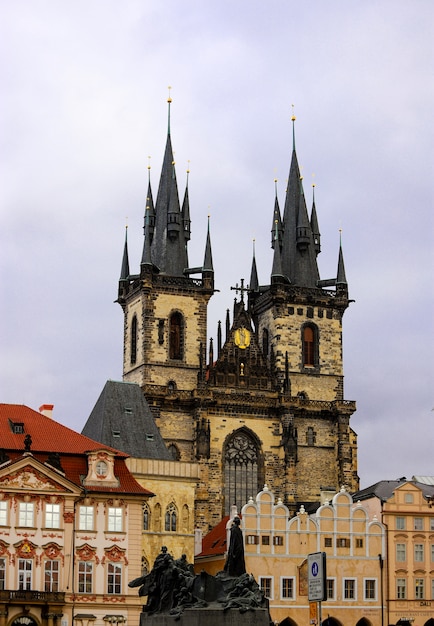 chiesa di Praga con il memoriale di Jan Hus in basso in una giornata nuvolosa.