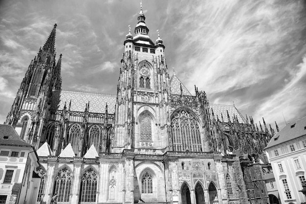 Chiesa di Praga Repubblica Ceca Cattedrale di Stvitus su nuvoloso cielo blu Monumento di architettura gotica e design Concetto di vacanza e voglia di viaggiare