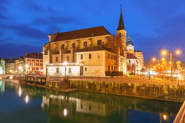 Chiesa di Saint Francois de Sales e fiume Thiou durante l'ora blu mattutina nella città vecchia di Annecy, Venezia delle Alpi, Francia