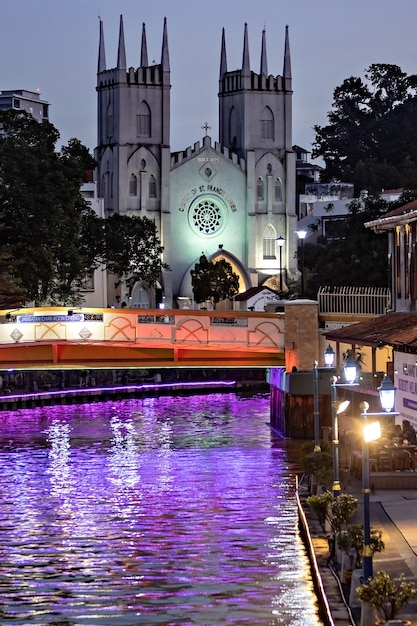 Chiesa di San Francesco Saverio e fiume Melaka di notte a Malacca Malesia