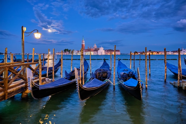 Chiesa di San Giorgio Maggiore con la luna piena. Venezia, Italia