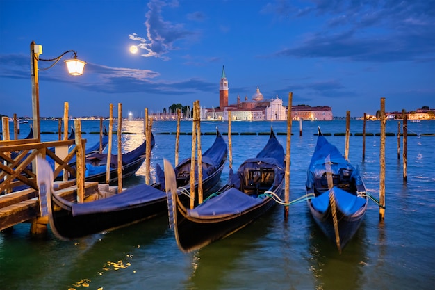 Chiesa di San Giorgio Maggiore con la luna piena. Venezia, Italia