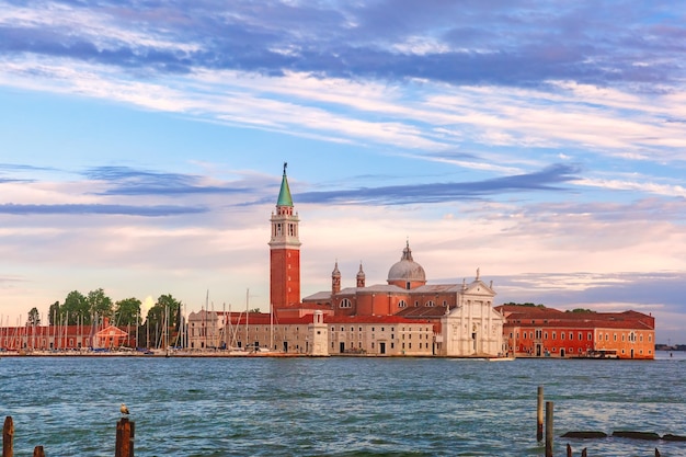 Chiesa di San Giorgio Maggiore vista attraverso l'acqua e il bel cielo al tramonto nella laguna di Venezia Italia