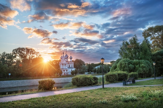 Chiesa di San Giovanni Crisostomo sulle rive del fiume Vologda nella città di Vologda su una mattina di inizio estate