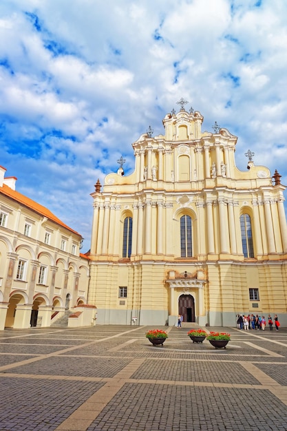 Chiesa di San Giovanni nel grande cortile dell'Università di Vilnius, Vilnius, Lituania. Persone sullo sfondo