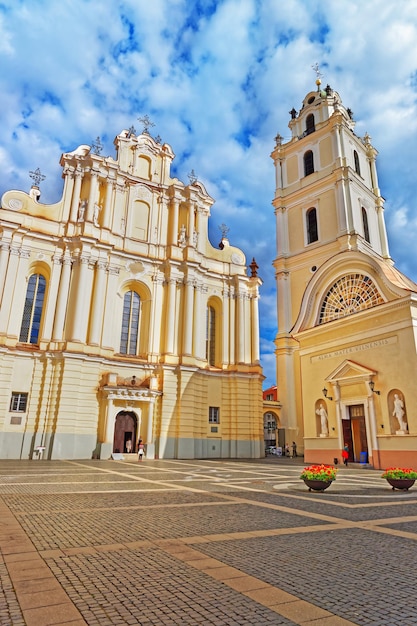 Chiesa di San Giovanni nel grande cortile dell'Università di Vilnius, Vilnius, Lituania. Persone sullo sfondo