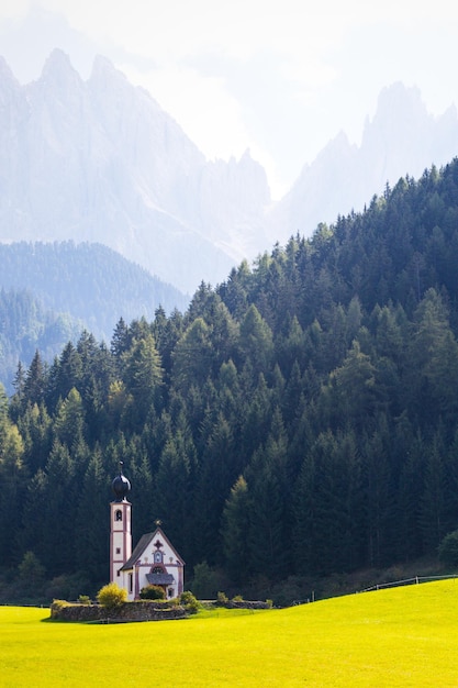 Chiesa di San Giovanni sulle Alpi dolomitiche