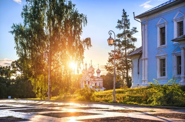 Chiesa di San Giovanni Zolotoust sotto i raggi del sole nella città di Vologda in una mattina di inizio estate