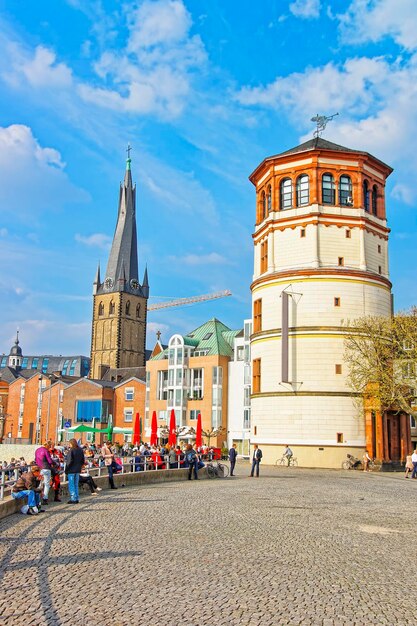 Chiesa di San Lamberto e Schiffahrtmuseum nel centro di Dusseldorf. Turisti nelle vicinanze