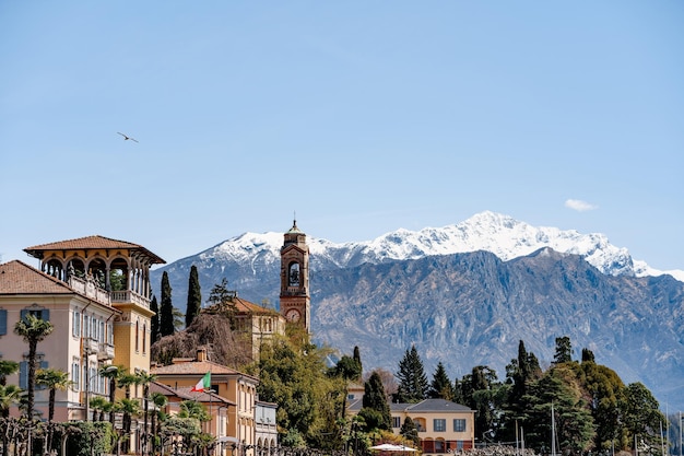 Chiesa di san lorenzo sullo sfondo della città di tremezzo como italia