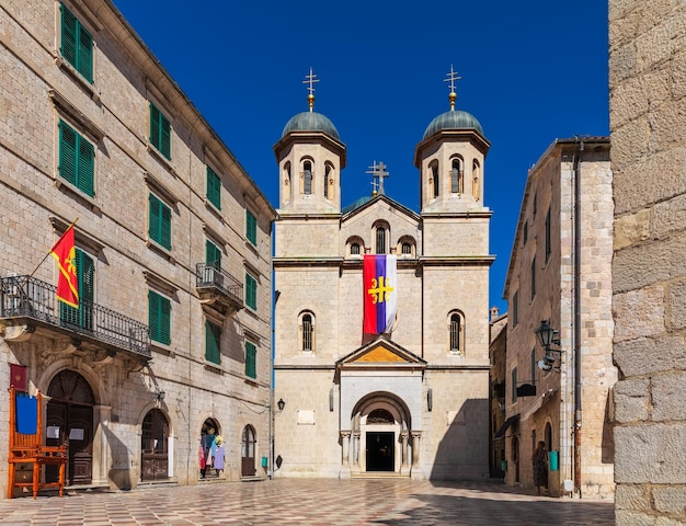 Chiesa di San Michele sulla piazza della città vecchia di Kotor Montenegro