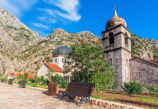 Chiesa di San Nicola in fondo a una montagna a Kotor, Montenegro