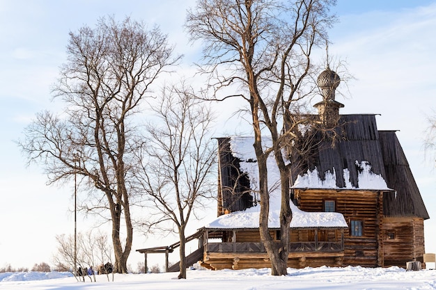 Chiesa di San Nicola in legno a Suzdal in inverno