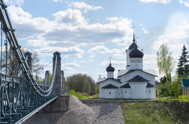 Chiesa di San Nicola sull'isola tra i rami del fiume Velikaya nella città di Pskov