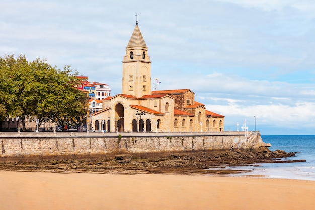 Chiesa di San Pedro Apostol o Iglesia de San Pedro Apostol è una chiesa cattolica situata nella città di Gijon nelle Asturie, in Spagna