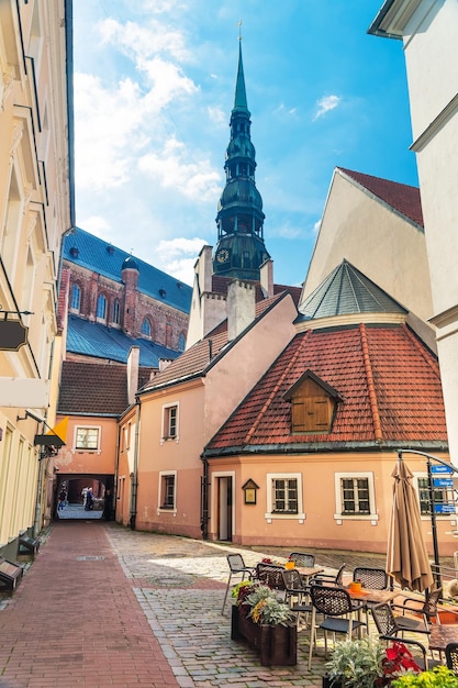 Chiesa di San Pietro e cortile nel centro storico della città vecchia, Riga, Lettonia, Paese baltico. Persone sullo sfondo