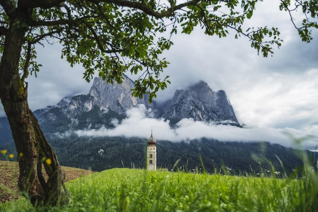 Chiesa di San Valentino Siusi allo Sciliar Italia Montagna dello Sciliar con nuvole di pioggia sullo sfondo