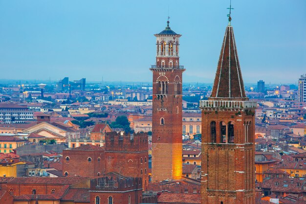 Chiesa di Santa Anastasia e Torre dei Lamberti a Verona, Italia