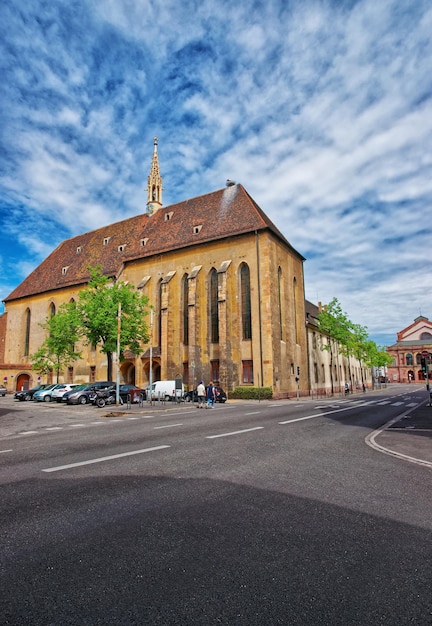 Chiesa di Santa Caterina a Colmar, Haut Rhin in Alsazia, Francia. Persone sullo sfondo