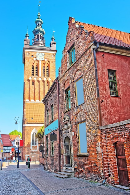 Chiesa di Santa Caterina nel centro della città di Danzica, Polonia. Persone sullo sfondo