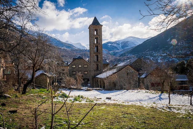 Chiesa di Santa Eulalia Erill la Vall facciata anteriore con vista verso le montagne innevate