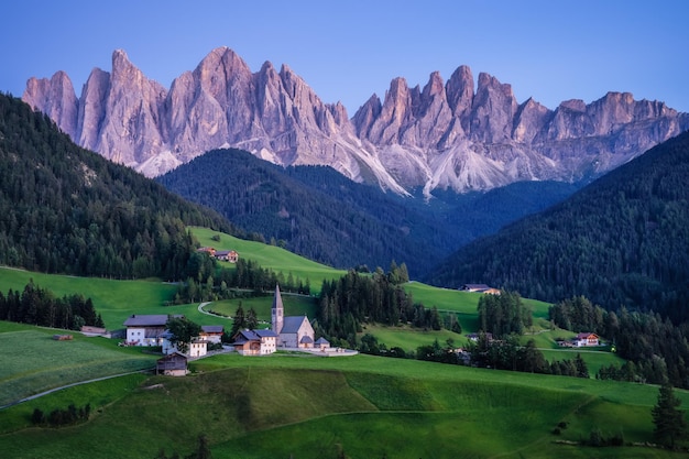 Chiesa di Santa Maddalena in Val di Funes Dolomiti Italia Furchetta e Sass Rigais picchi di montagna